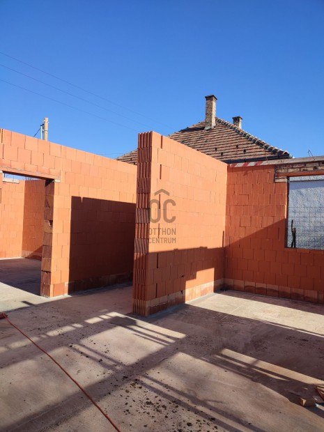 XVIII. ker�leti elad� �j �p�t�s� t�gla ikerh�z