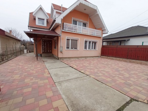 XVII. Ker�let, Fels�b�nya utca, 160 m2-es, 2 gener�ci�s, csal�di h�z