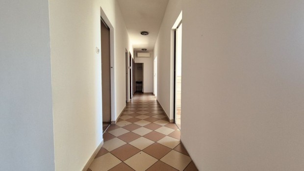 XVII. Ker�let, Ferihegyi �t, 240 m2-es, �zlethelyis�g utcai bej�rattal