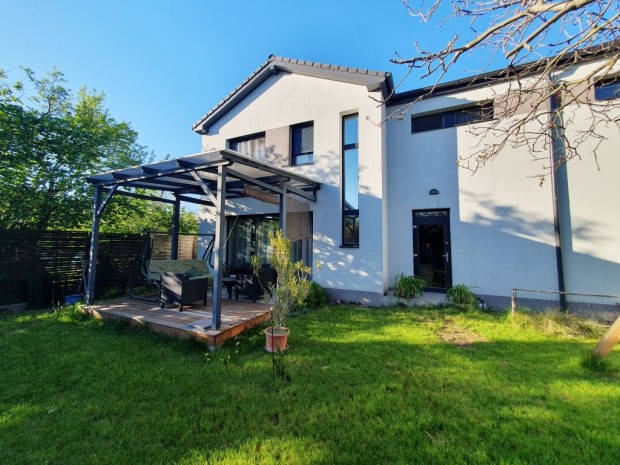 XVII. Kerület, Lőrinci út közeli utca, 124 m2-es, ikerház, 5 szobás