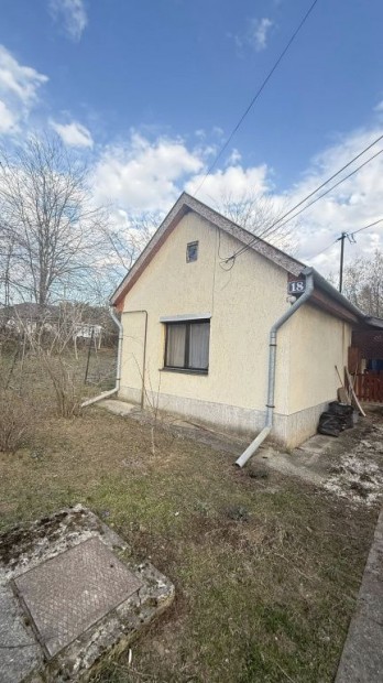 XVII. Ker�let, Sz�razhegyen l�v� utca, 40 m2-es, csal�di h�z