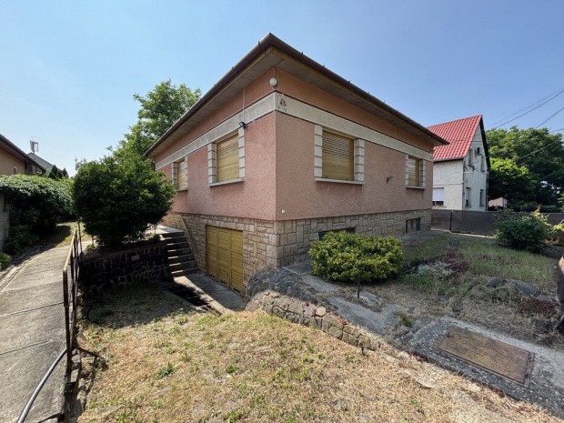 XVII. Kerület, Zrínyi utca környéki utca, 105 m2-es, családi ház