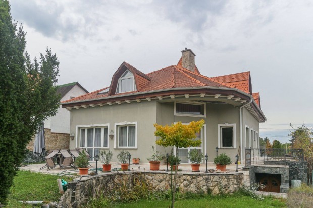 XVII. ker�letben, R�koscsab�n, csendes, forgalomt�l mentes utc�ban l�v