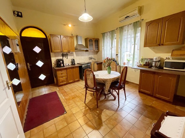 XVII. ker�leti elad� t�gla csal�di h�z