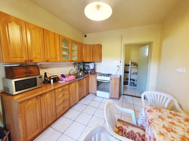 XVI. Ker�let, �rp�df�ld kedvelt r�sz�n, 95 m2-es, csal�di h�z