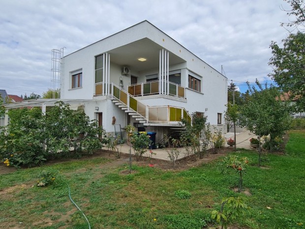 XVI. Ker�let, Bats�nyi J�nos utca, 107 m2-es, h�zr�sz, 4 szob�s