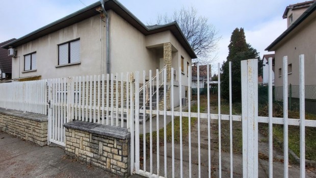 XVI. Ker�let, Sashalom, 244 m2-es, 2 gener�ci�s, csal�di h�z, 6 szob�s