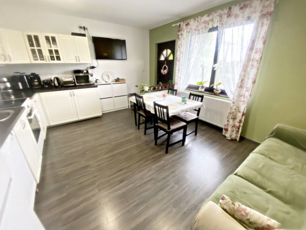 XVI. Ker�let, Szakoly utca, 120 m2-es, ikerh�z, 3 szob�s, fel�j�tott