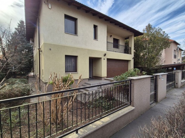 XVI. Kerület, Vadruca utca, 260 m2-es, családi ház, 6 szobás