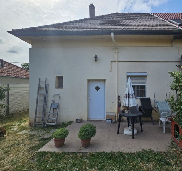 XV. Kerület, Csomád utca, 50 m2-es, házrész, 2 szobás, átlagos