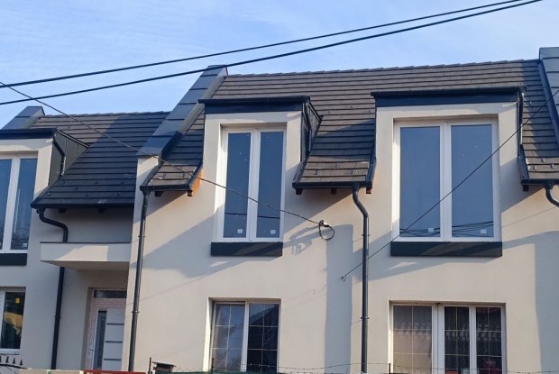 XV. Kerület, Csővár utca közelében, 84 m2-es, 2 generációs, ikerház
