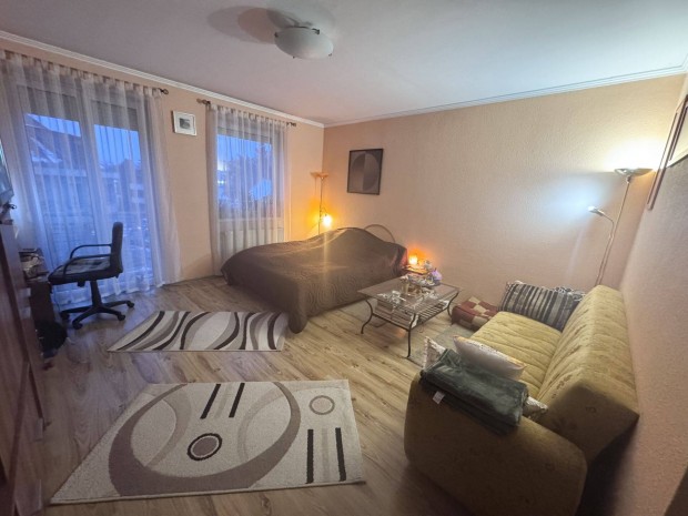 XV. ker�letben 43 nm-es lak�s