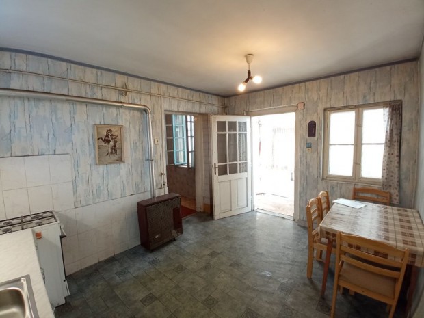 XXI. Ker�let, �V utca, 40 m2-es, h�zr�sz, 1 szob�s, fel�j�tand�