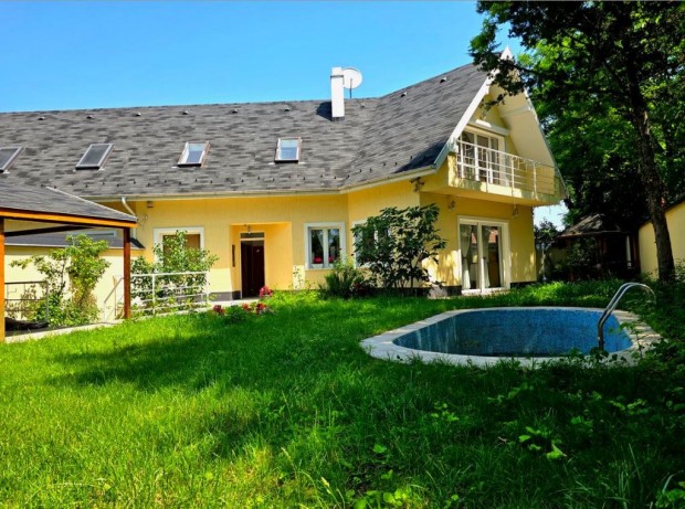 XXI. Kerület, Királyerdő út, 220 m2-es, családi ház, 5 szobás