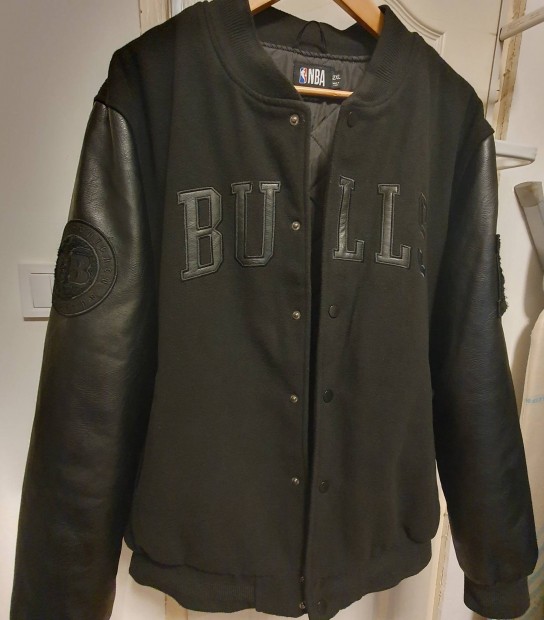 XXL-es Chicago Bulls NBA varsity bomber dzseki kabt