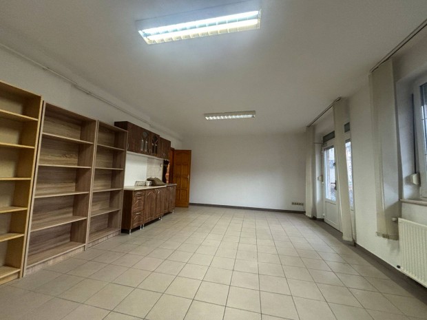 X., K�b�nya v�rosk�zponthoz k�zel elad� f�ldszinti, �zlethelyis�g