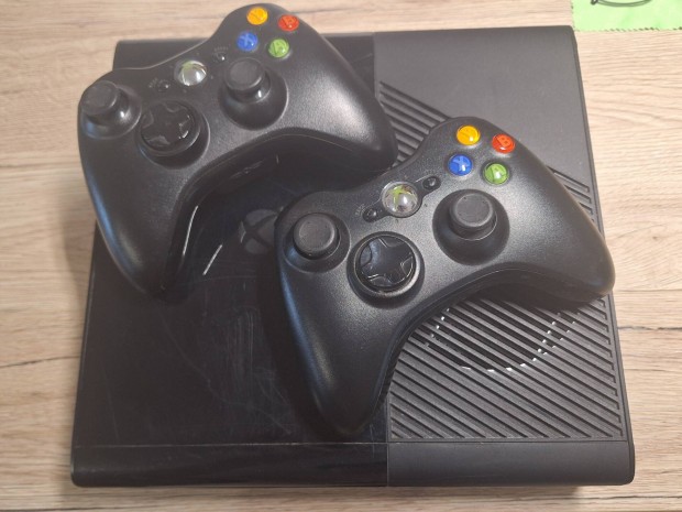 Xbox 360E 4GB + 2db kontroller