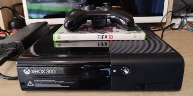 Xbox 360E egy karral FIFA jtkkal 