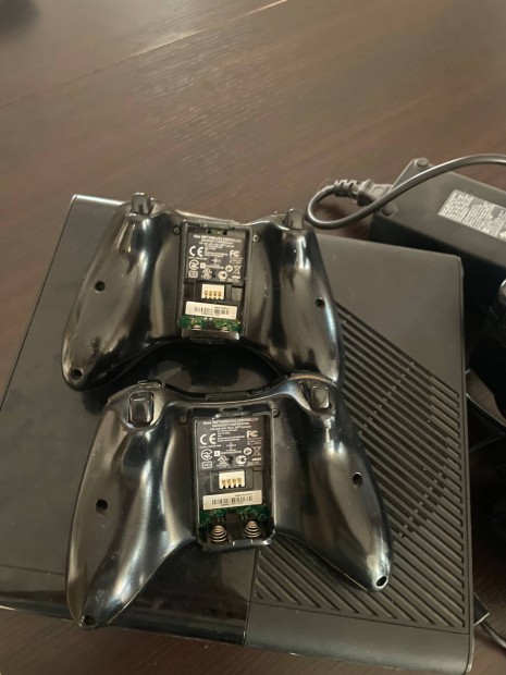 Xbox 360 2 kontrollerrel, Kinectel, Kbelekkel