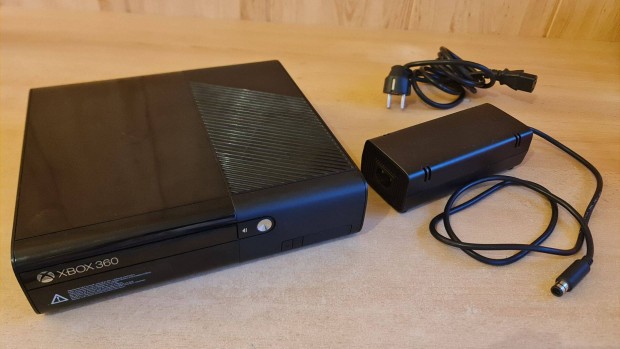 Xbox 360 E 4GB - Tökéletesen működő gép és tápegység