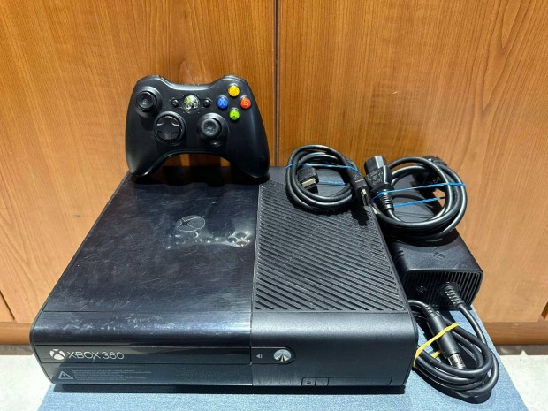 Xbox 360 E Konzol 250GB Fekete Garis !