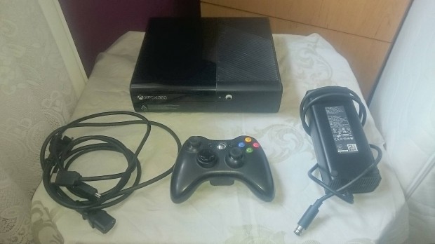 Xbox 360 E jtk konzol, tpegysg, kontroller, kbel 