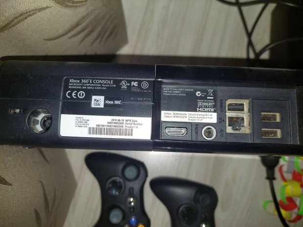 Xbox 360 kszlk + 2 vezetk nlkli kontroller