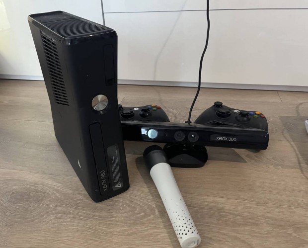 Xbox 360 konzol kamerval, 2 db controllerrel, mikrofonnal elad