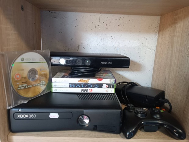 Xbox 360s 120GB kinectel egy karral pár lemezzel