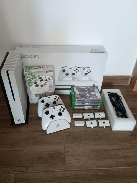 Xbox ONE 1TB jtkkonzol + 2 db kontroller + dokkol  