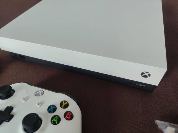 Xbox ONE X 1TB Robot White Edition