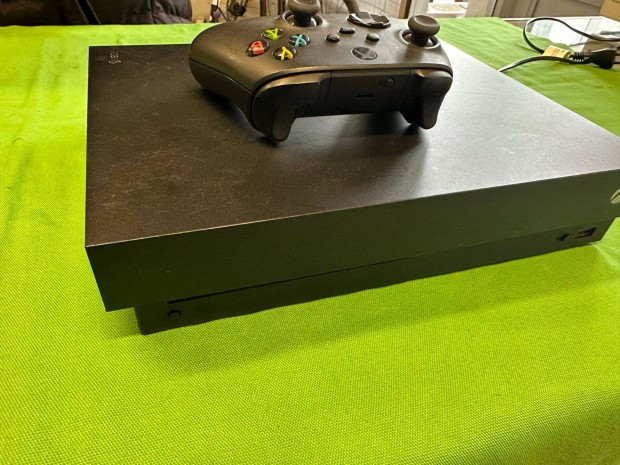 Xbox ONE X konzol 1 kontrollerrel