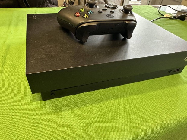 Xbox ONE X konzol 1 kontrollerrel