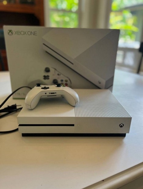 Xbox One S 1TB Kifogstalan llapotban Minden gyri tartozkkal