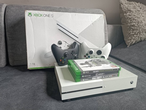 Xbox One S 1TB két karral 3 játékkal