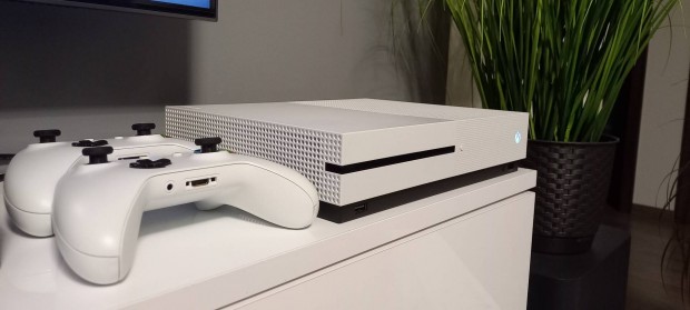 Xbox One S 1TB konzol jtkokkal, 2db kontrollerrel, dobozban!