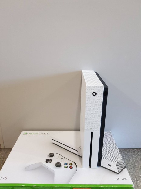 Xbox One S 1TB os,szép állapotú,fehér színű játékkonzol gyári joy al e