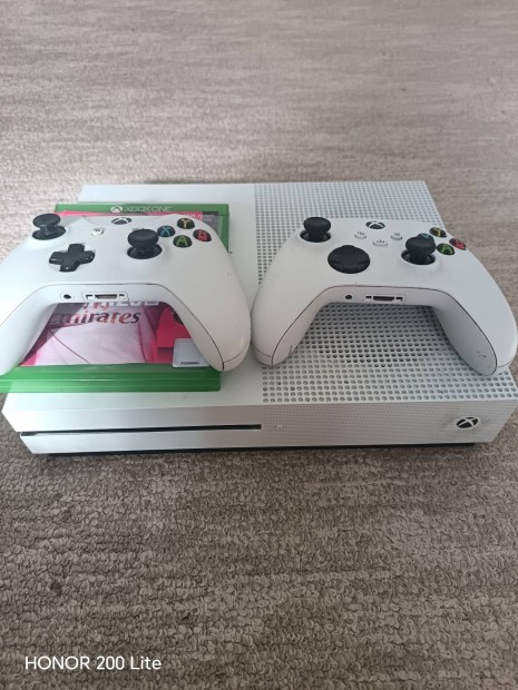 Xbox One S 2 kontrollerrel Fifával Minden tartozékával