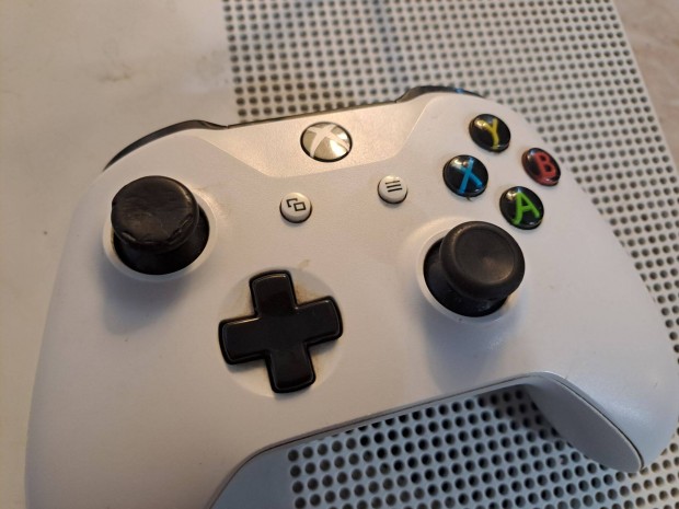 Xbox One S +16 jtk + kontroller + tartozkok