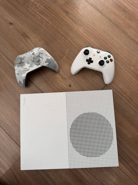 Xbox One S (All Digital) + 2db controller
