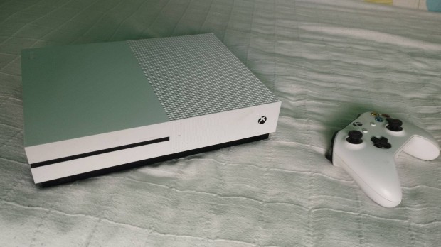 Xbox One S ,egy kontroller