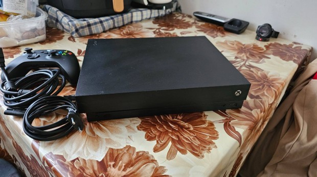 Xbox One X 1TB Fekete