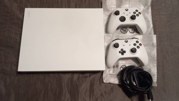 Xbox One X 1TB HDD 4K konzol 2db kontroller