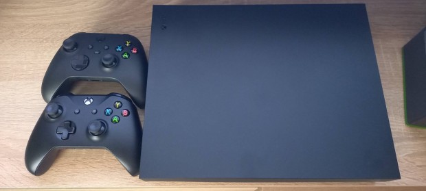 Xbox One X 1TB HDD 4K konzol, 2db kontroller, dobozban!