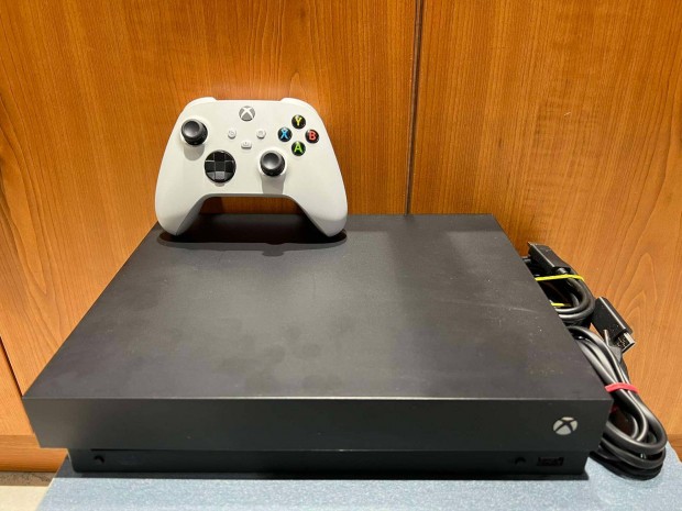 Xbox One X 1TB Konzol jszer Fekete Garis !