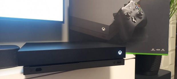 Xbox One X 1TB, 4K konzol 2db kontrollerrel, dobozában