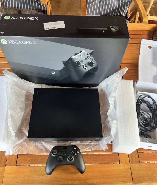 Xbox One X 1TB - szmlval, 1 v garancival