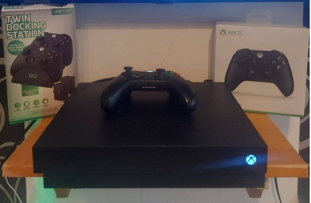 Xbox One X 1 Tb +kiegsztk