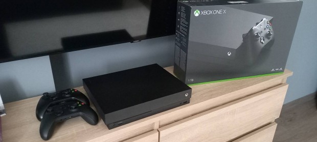 Xbox One X 4K konzol 1TB HDD, 2db joy, j llapotban!!