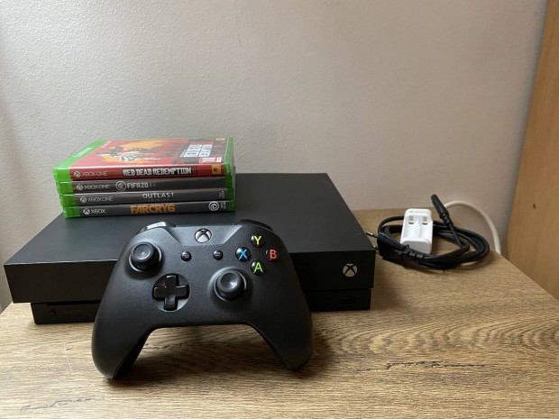 Xbox One X 4 játékkal